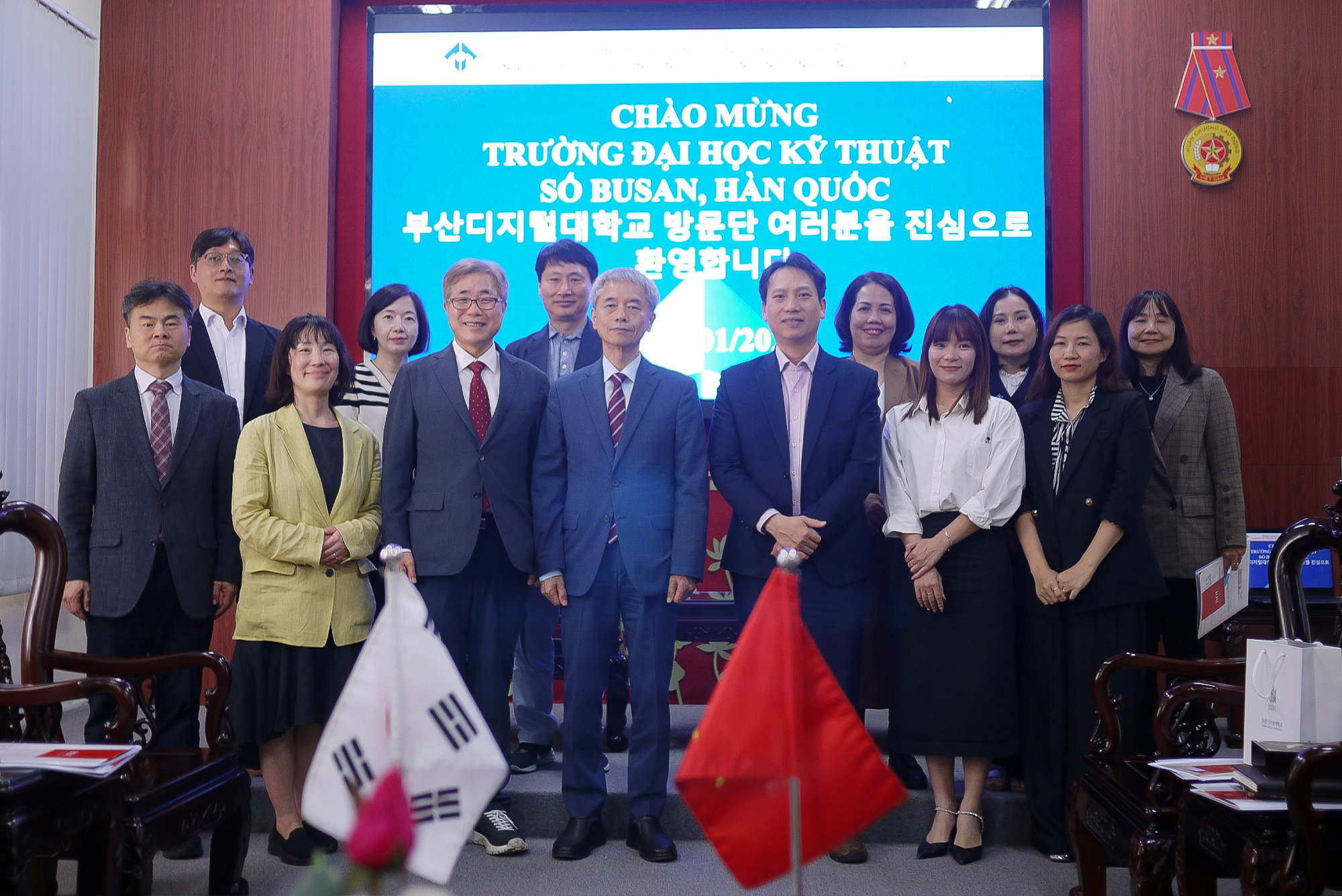 부산디지털대학교 주요보직자가 후에외국어대(HUFLIS)에 방문하여 협력 방안에 대해 실무 논의 후 기념사진을 촬영하고 있다